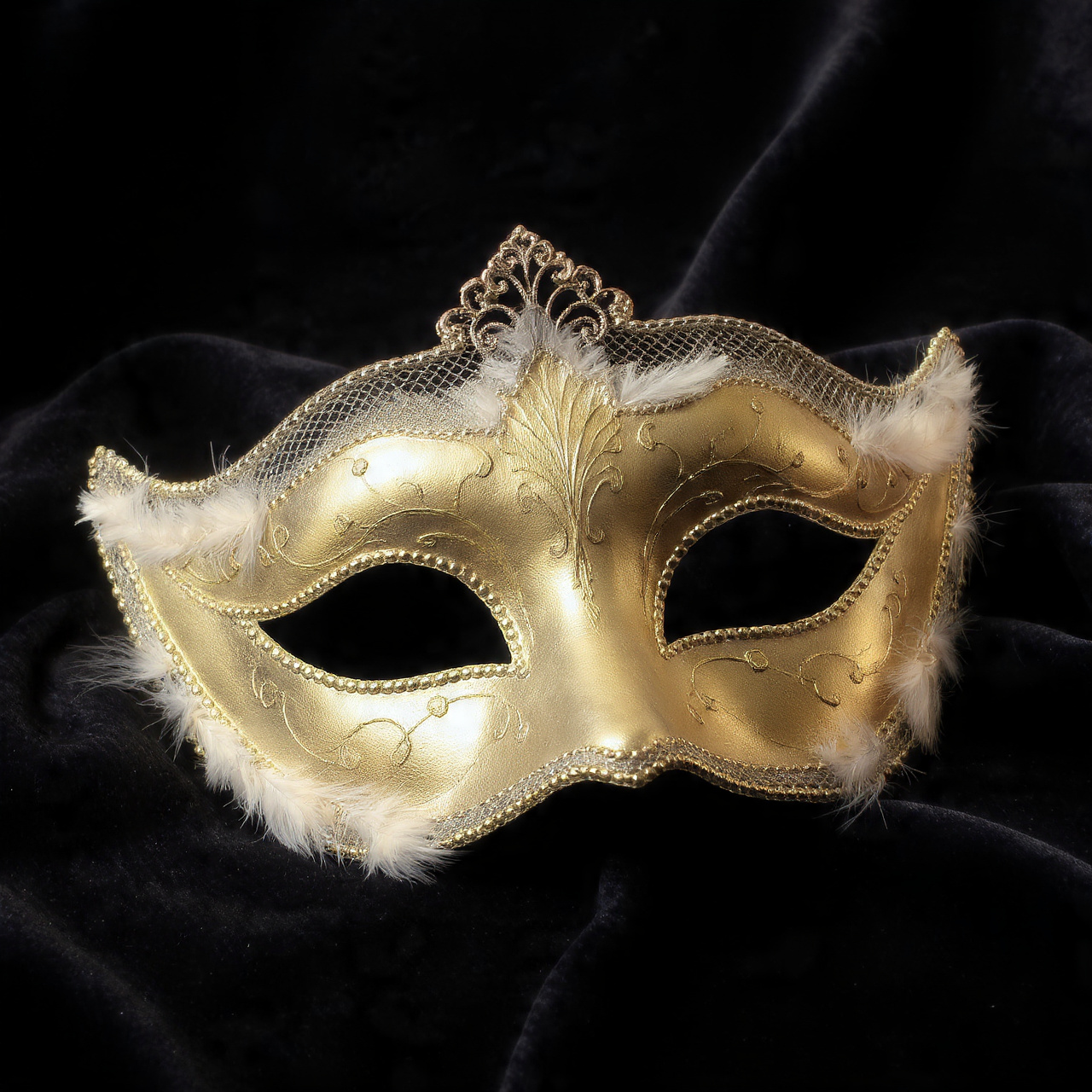 readhub.click Party Masks: Half-Face Styles for Sophisticated Elegance