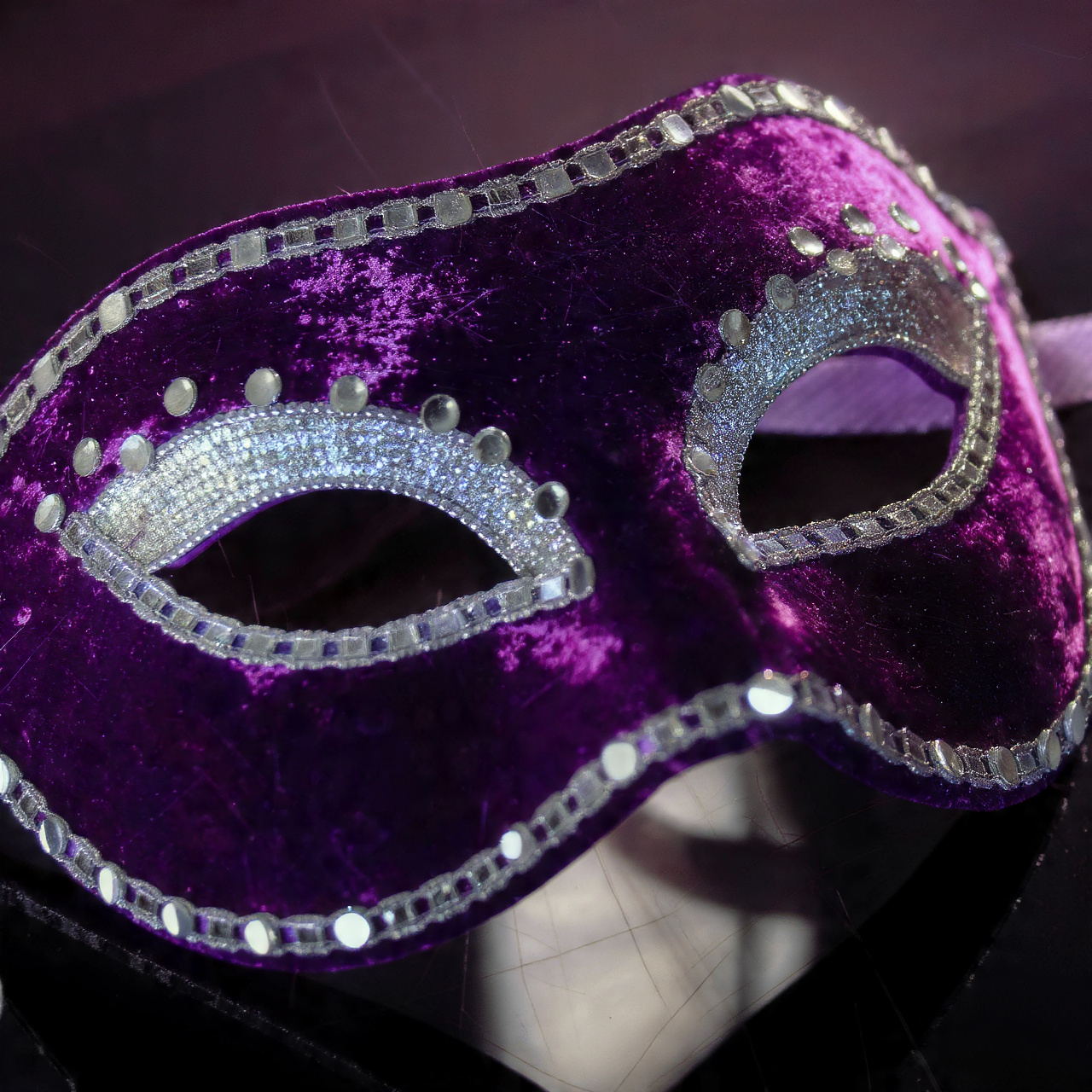 readhub.click Party Masks: How Glitter Designs Capture Every Light