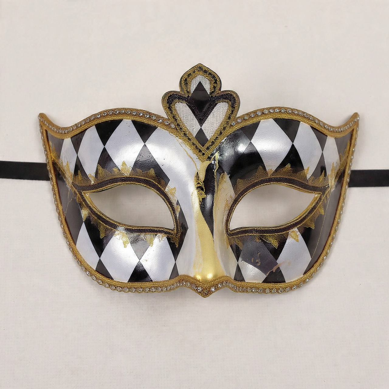 readhub.click Party Masks: Pearl Embellishments for Timeless Evening Style