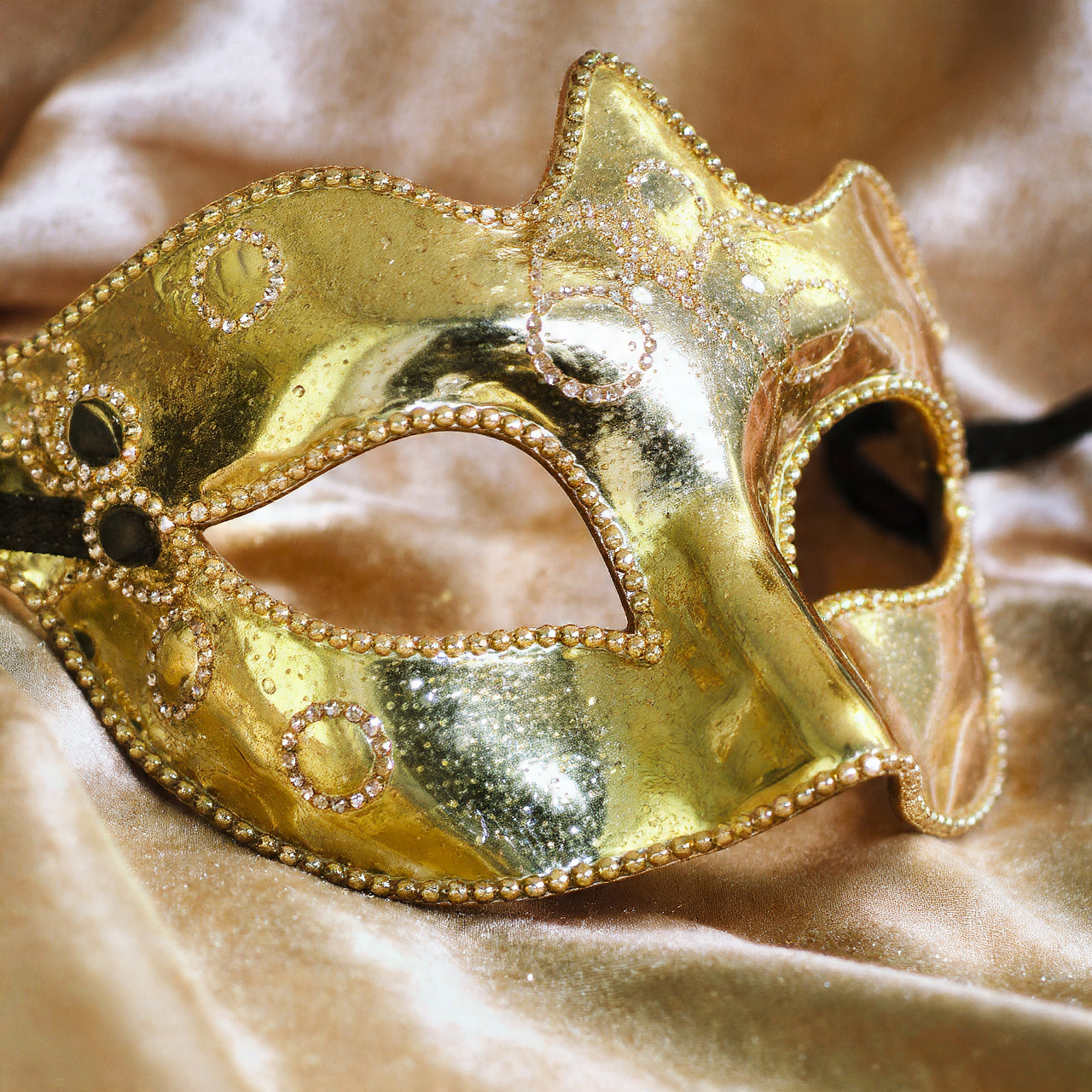 readhub.click Party Masks with Ribbons: Adjustable Style for Perfect Fit
